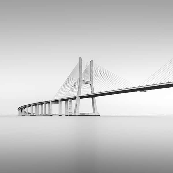 Eine Brücke führt über den Teji-Fluss in Portugal 