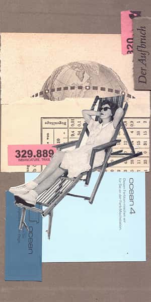 Eine Frau auf einer Liegematte  mit Sonnenschirm und Brille