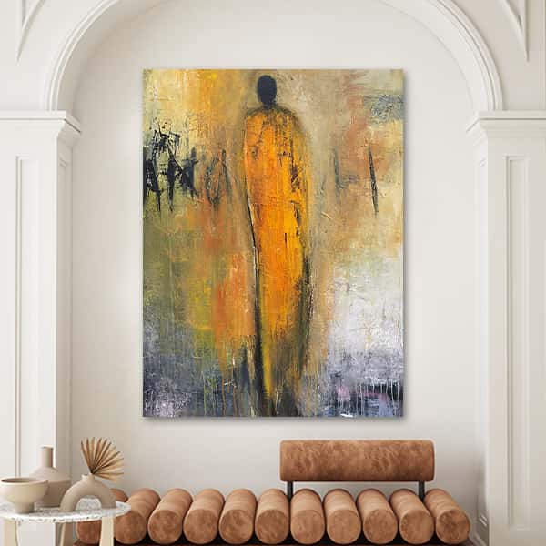 Eine abstrakte Malerei einer schwarzen Person in einem orangenen Kleid in einem Raummilieu