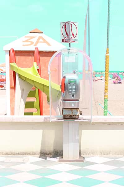 Eine Retro Telefonzelle an der Strandpromende in Italien