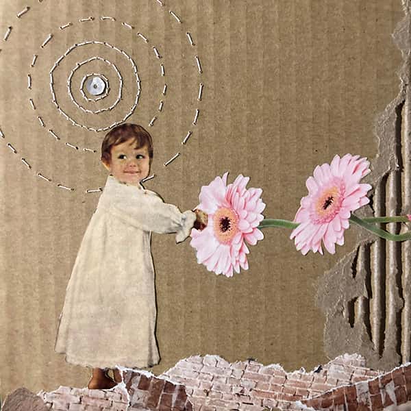 kleiner Junge fässt eine Blume an und steht auf einer kaputten Mauer