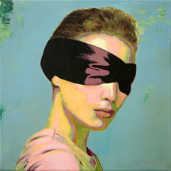 Porträt einer Frau mit Augenbinde vor grauem Hintergrund
