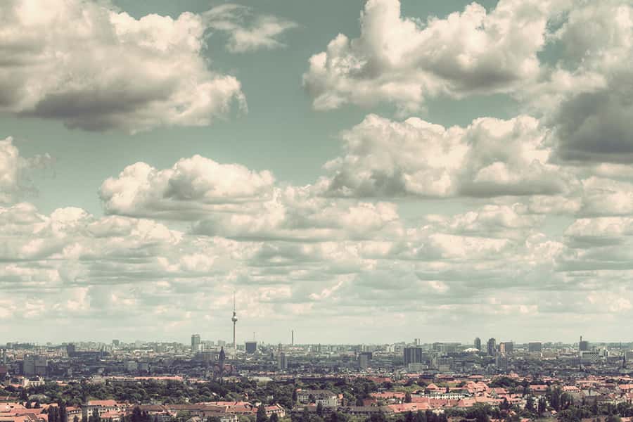 Wolkiger Himmel über Berlin, im Hintergrund sieht man den Fernsehturm
