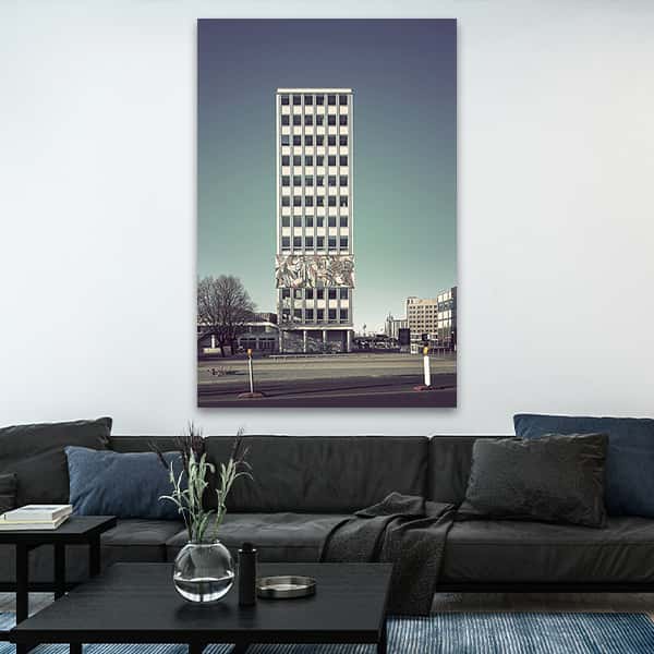 Hohes Gebäude vor blauem Himmel in Berlin in einem Raummilieu