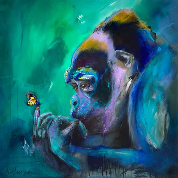 Ein gemalter Gorilla betrachtet einem auf seinem Finger sitzenden Schmetterling