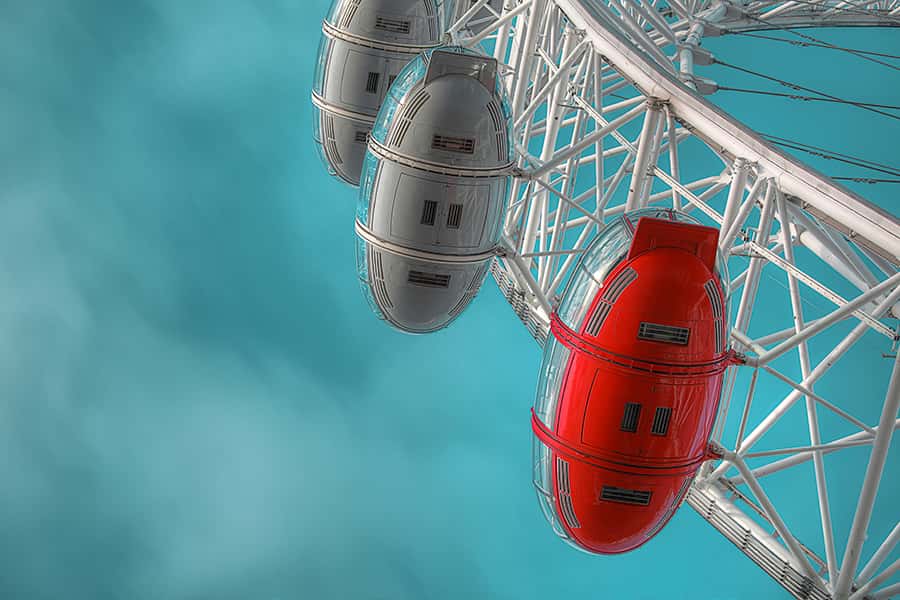 Blick von unten auf rote und graue Gondeln des Riesenrad London Eye