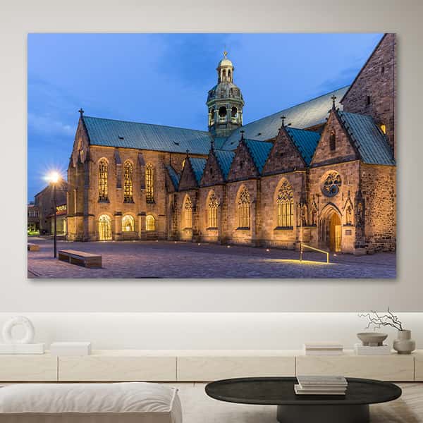 Der Hildesheimer Dom wird zur Abendstunde iluminiert in einem Raummilieu